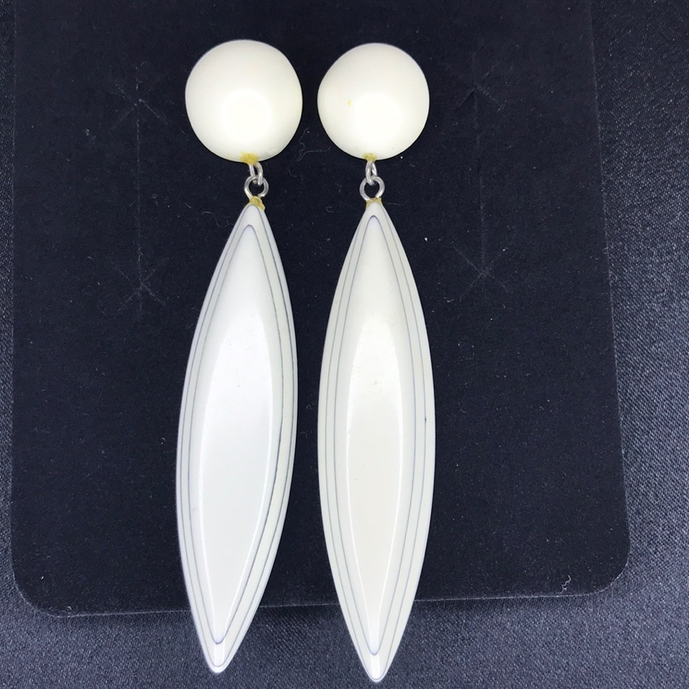 Vintage 80’s Plastic Dangle Earrings - Picture 2 of 4